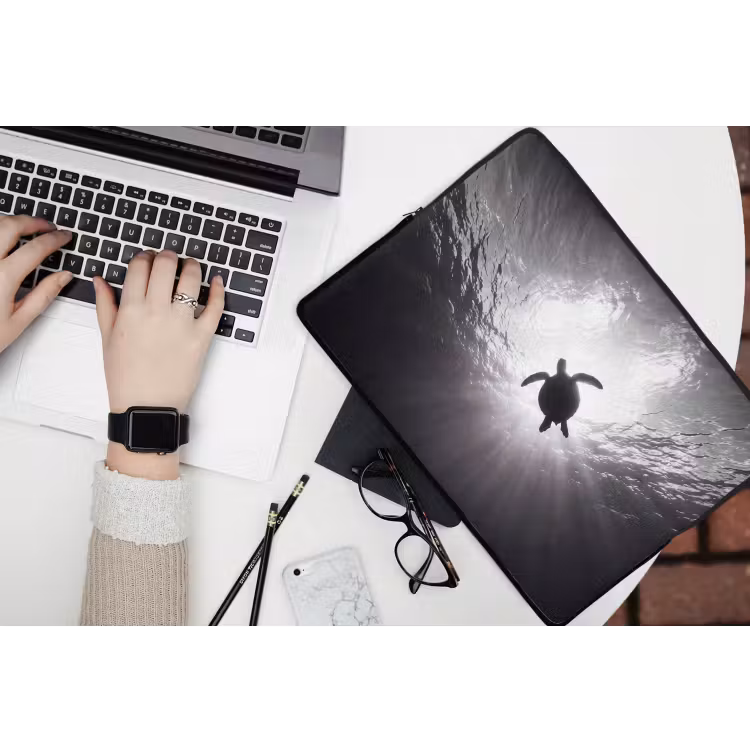 Schildpad - Onderwater - Lichtstralen - Oceaan - Zwart-wit laptophoes neopreen klein -bureau