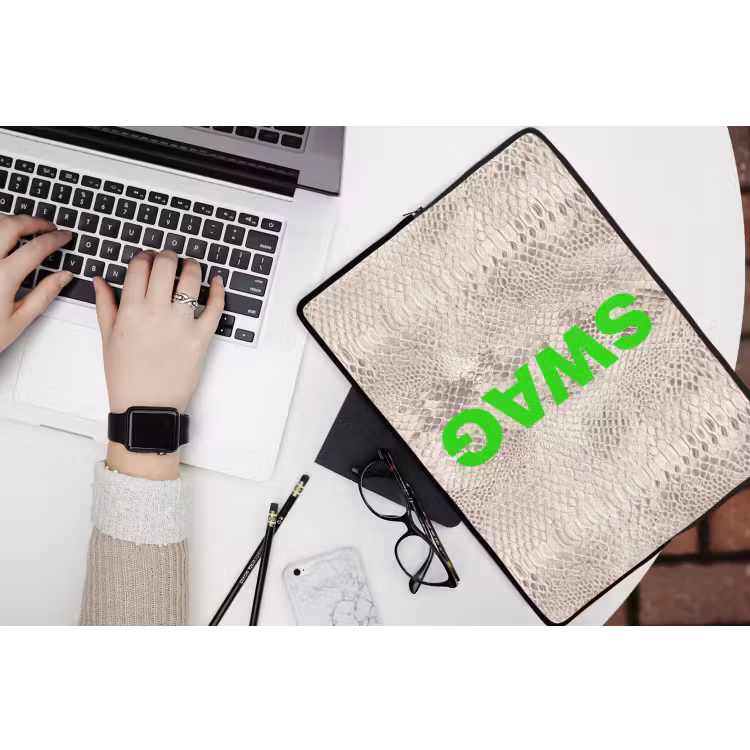 Slangenprint - SWAG - Neon - Groen laptophoes neopreen klein -bureau