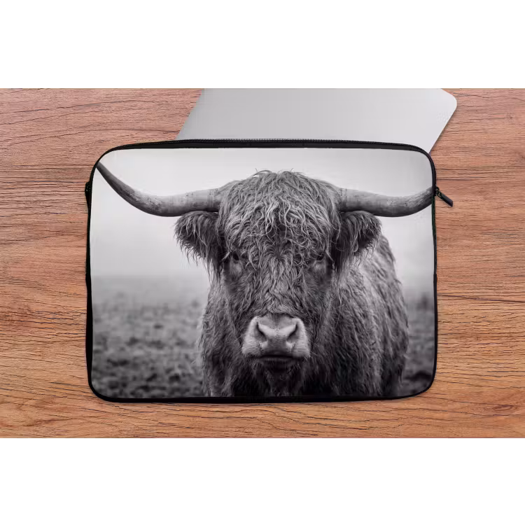 Schotse hooglander - Zwart - Wit - Gras laptophoes neopreen klein -tafel