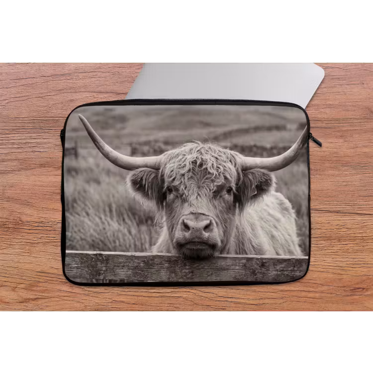 Schotse hooglander - Zwart - Wit - Hout laptophoes neopreen klein -tafel
