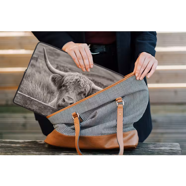 Schotse hooglander - Zwart - Wit - Hout laptophoes neopreen klein -tas