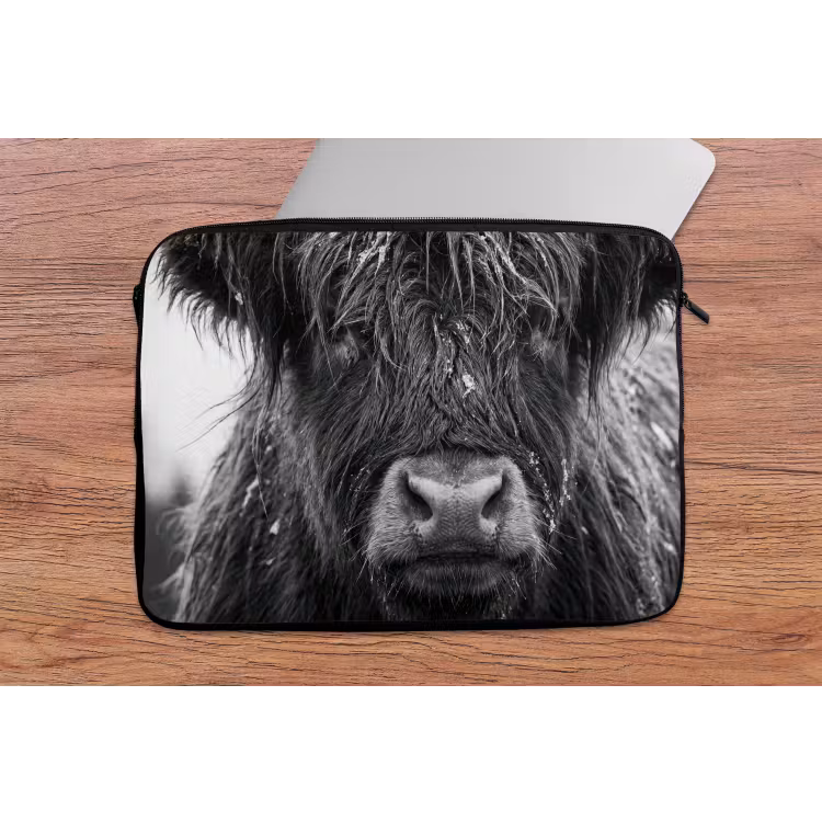 Schotse hooglander - Zwart - Wit - Sneeuwvlokken laptophoes neopreen klein -tafel