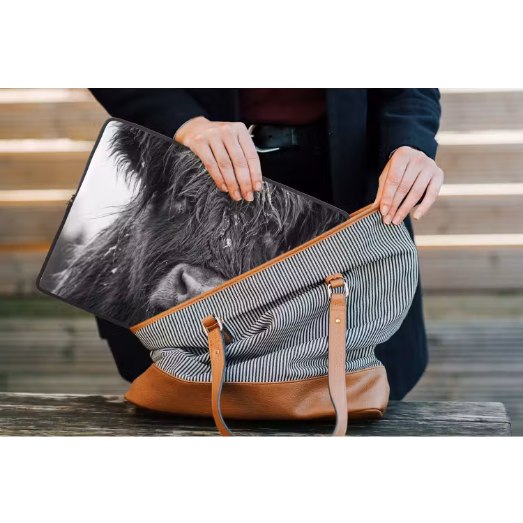 Schotse hooglander - Zwart - Wit - Sneeuwvlokken laptophoes neopreen klein -tas