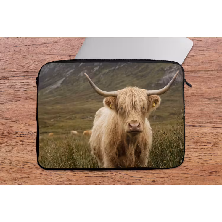 Schotse hooglander - Bergen - Grasveld laptophoes neopreen klein -tafel
