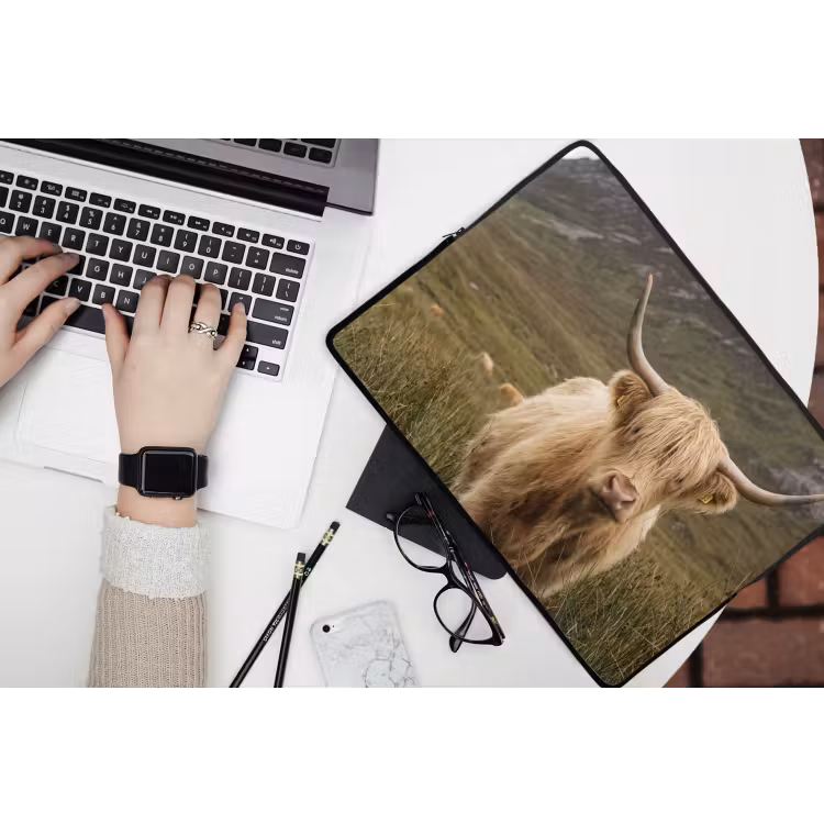 Schotse hooglander - Bergen - Grasveld laptophoes neopreen klein -bureau