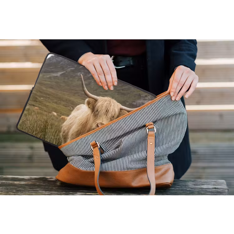 Schotse hooglander - Bergen - Grasveld laptophoes neopreen klein -tas