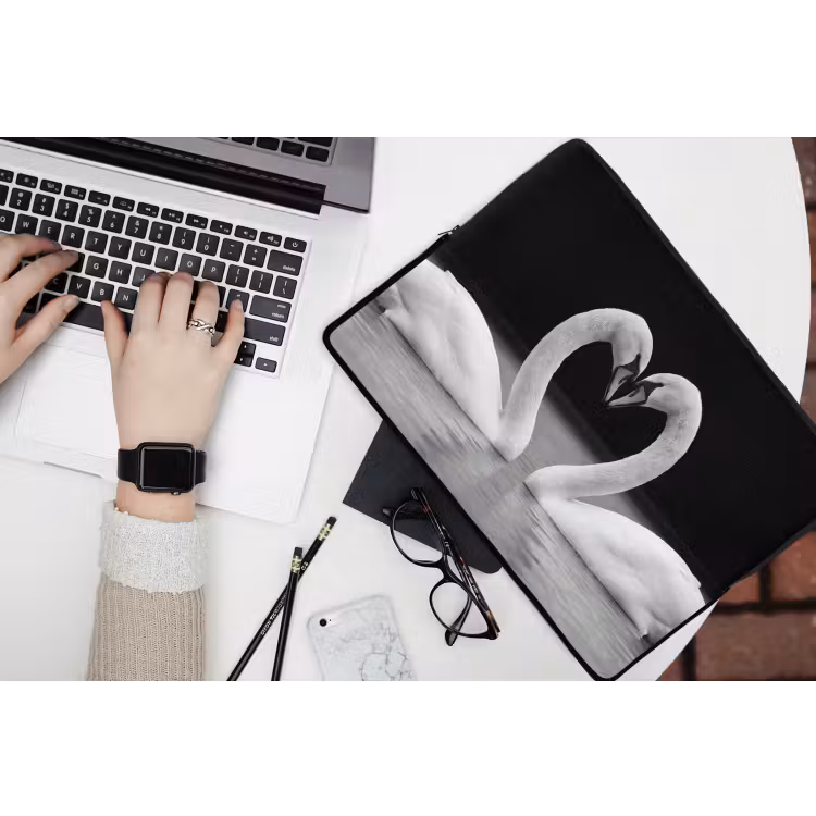 Zwanen - Hart - Zwart - Wit laptophoes neopreen klein -bureau