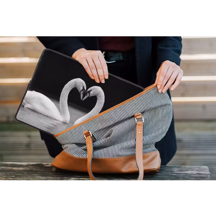 Zwanen - Hart - Zwart - Wit laptophoes neopreen klein -tas