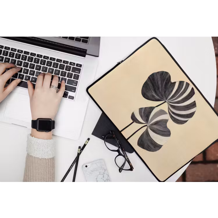 Zwart - Bladeren - Strepen - Minimalistisch laptophoes neopreen klein -bureau