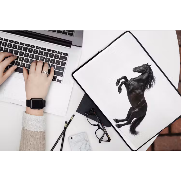 Zwart - Paard - Portret laptophoes neopreen klein -bureau