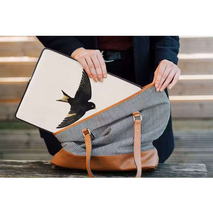 Zwarte zwaluw - Gouden accenten - Lichte achtergrond laptophoes neopreen klein -tas
