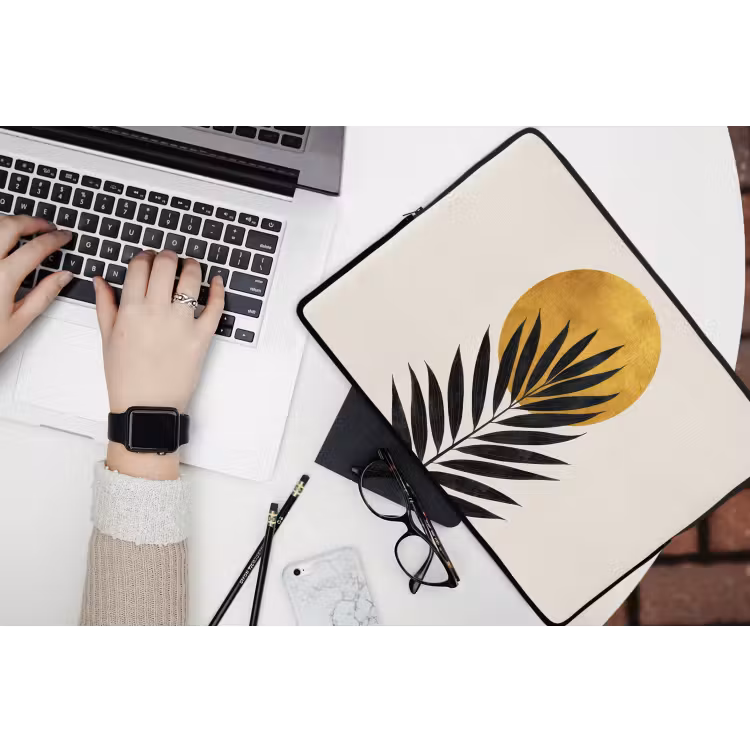 Zwart palmblad - Gouden cirkel - Beige achtergrond laptophoes neopreen klein -bureau
