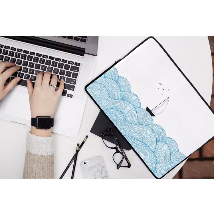 Zeilboot - Golven - Zee - Illustratie - Blauw laptophoes neopreen klein -bureau