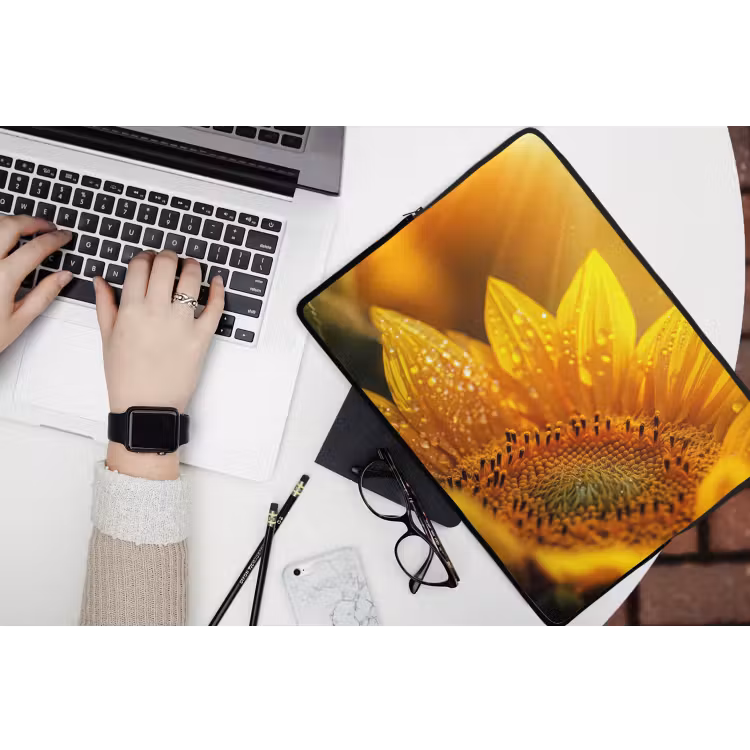 Zonnebloem - Dauwdruppels - Geel - Zonlicht laptophoes neopreen klein -bureau