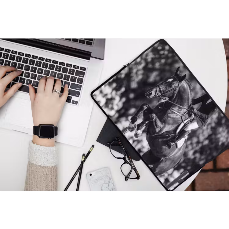 Springen - Paard - Zwart - Wit laptophoes neopreen klein -bureau