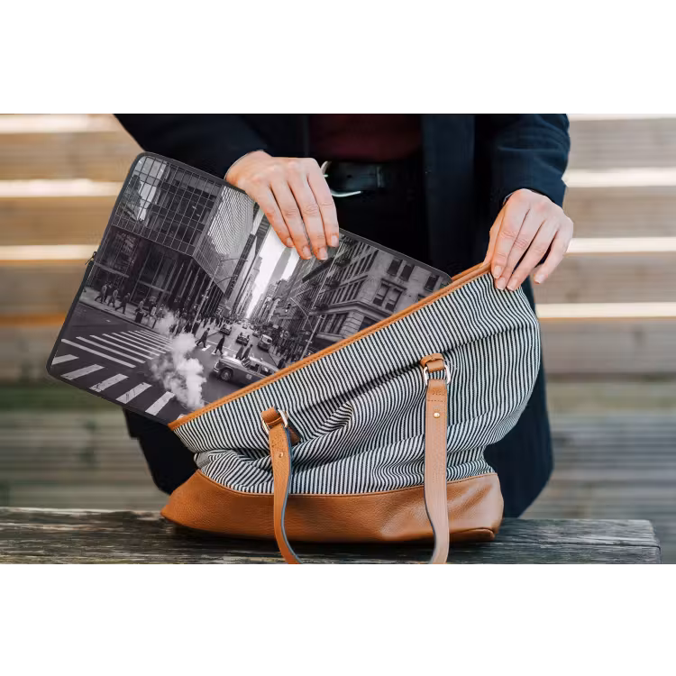 Stad - Straat - Gebouwen - Verkeer - Zwart-wit laptophoes neopreen klein -tas