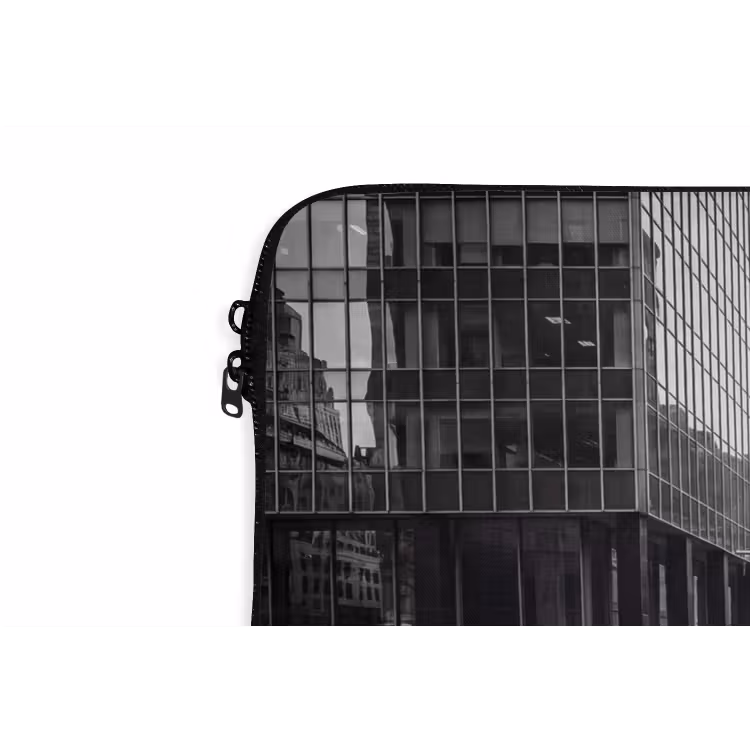 Stad - Straat - Gebouwen - Verkeer - Zwart-wit laptophoes neopreen klein -detail