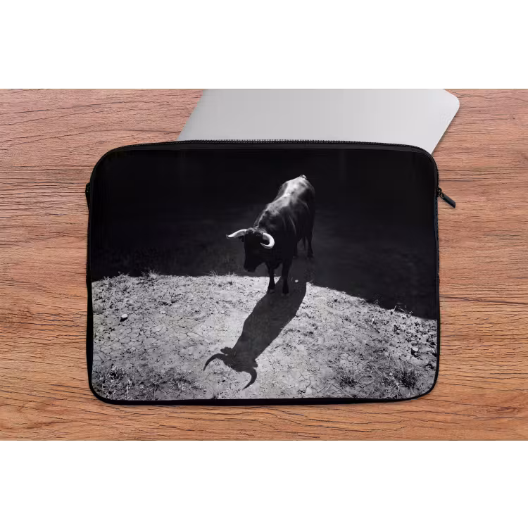 Stier - Schaduw - Dieren - Contrast - Zwart-wit laptophoes neopreen klein -tafel