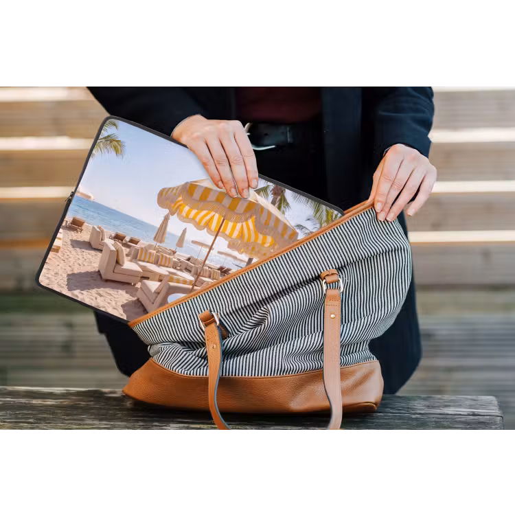 Strand - Ligbedden - Vakantie - Modern - Geel laptophoes neopreen klein -tas