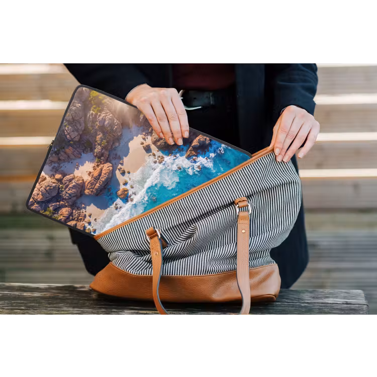 Strand - Zee - Rotsen - Natuur - Blauw laptophoes neopreen klein -tas