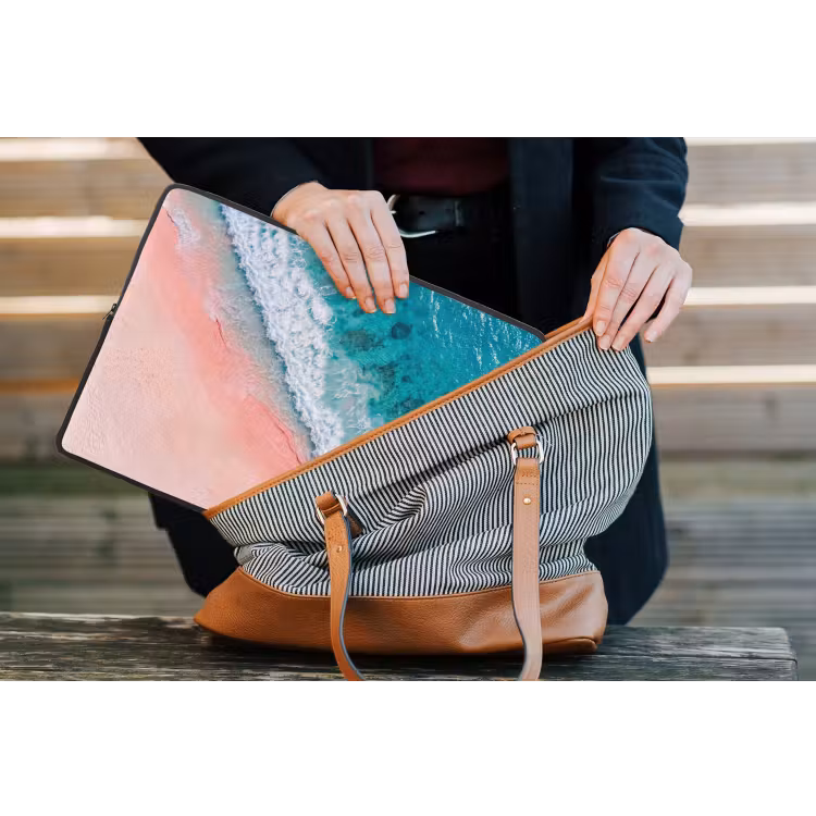 Strand - Oceaan - Golven - Roze Zand - Natuur laptophoes neopreen klein -tas