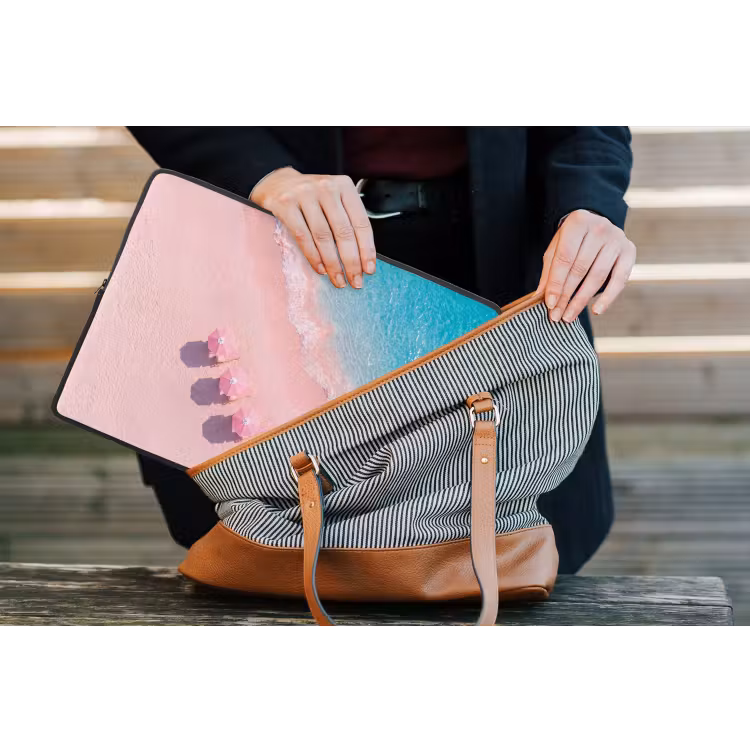 Strand - Roze zand - Zee - Zomer - Natuur laptophoes neopreen klein -tas