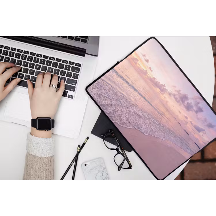 Strand - Zonsondergang - Natuur - Minimalistisch - Roze laptophoes neopreen klein -bureau