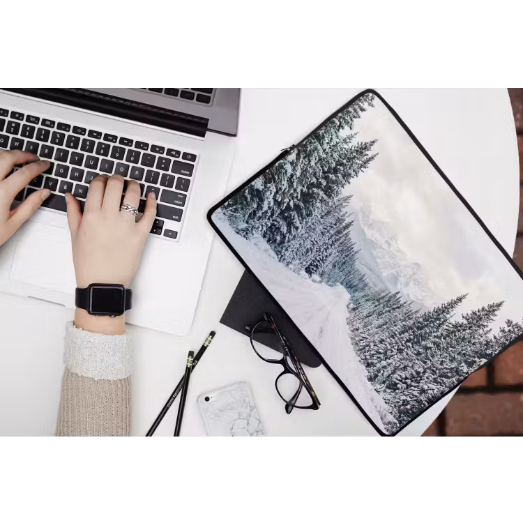 Weg - Sneeuw - Naaldbos - Winter - Avontuurlijk laptophoes neopreen klein -bureau