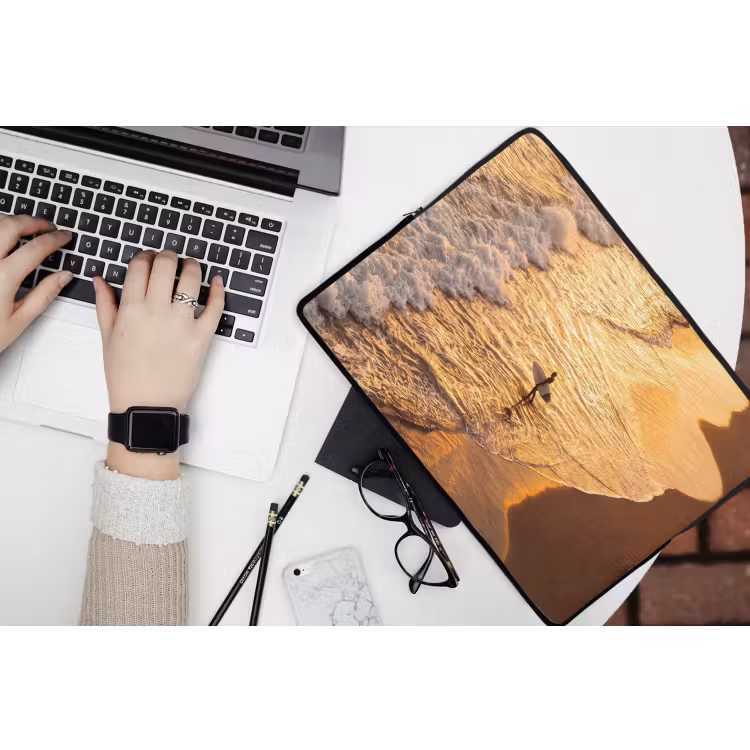Surfer - Strand - Zonsondergang - Oceaan - Goud laptophoes neopreen klein -bureau