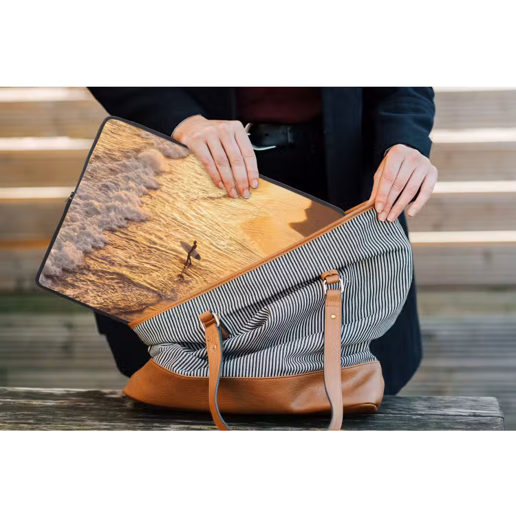 Surfer - Strand - Zonsondergang - Oceaan - Goud laptophoes neopreen klein -tas