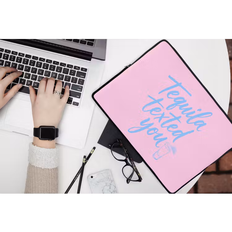 Tequila texted you - Roze - Blauw laptophoes neopreen klein -bureau