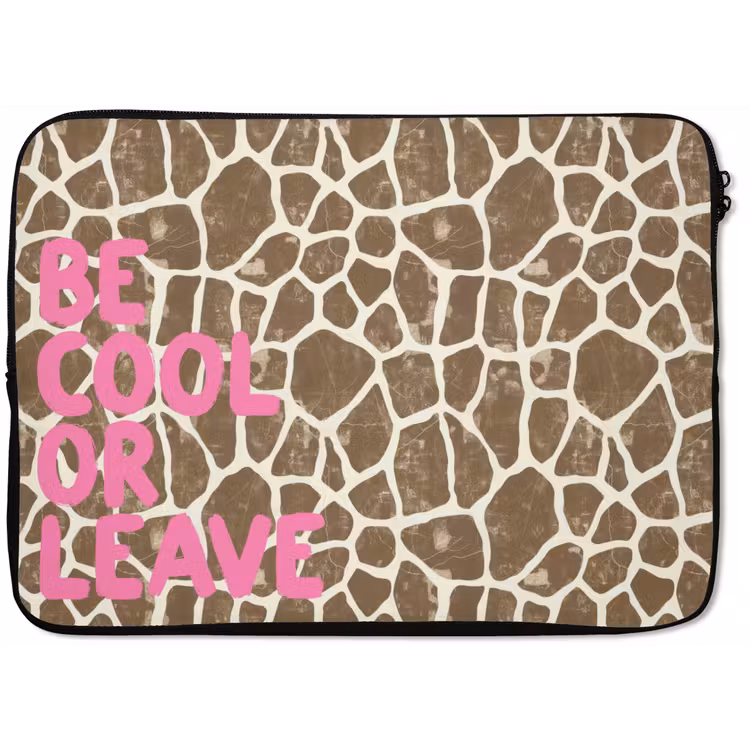 Tekst - Be cool or leave - Roze - Giraffenprint laptophoes neopreen klein -zkaufland3dotto