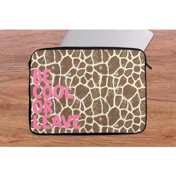 Tekst - Be cool or leave - Roze - Giraffenprint laptophoes neopreen klein -tafel
