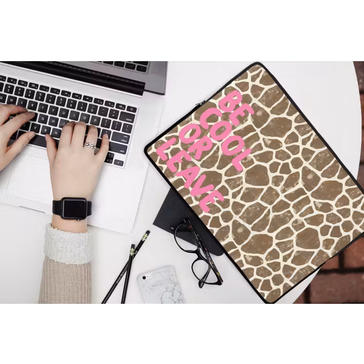 Tekst - Be cool or leave - Roze - Giraffenprint laptophoes neopreen klein -bureau