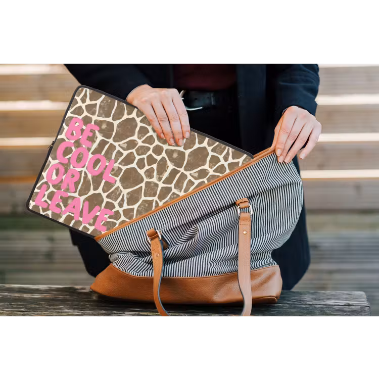 Tekst - Be cool or leave - Roze - Giraffenprint laptophoes neopreen klein -tas