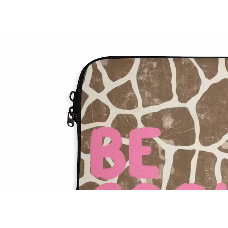 Tekst - Be cool or leave - Roze - Giraffenprint laptophoes neopreen klein -detail