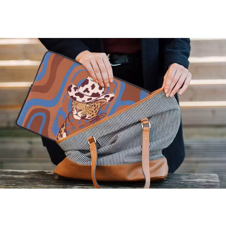 Dieren - Cowboyhoed - Modern - Illustratie - Bruin laptophoes neopreen klein -tas