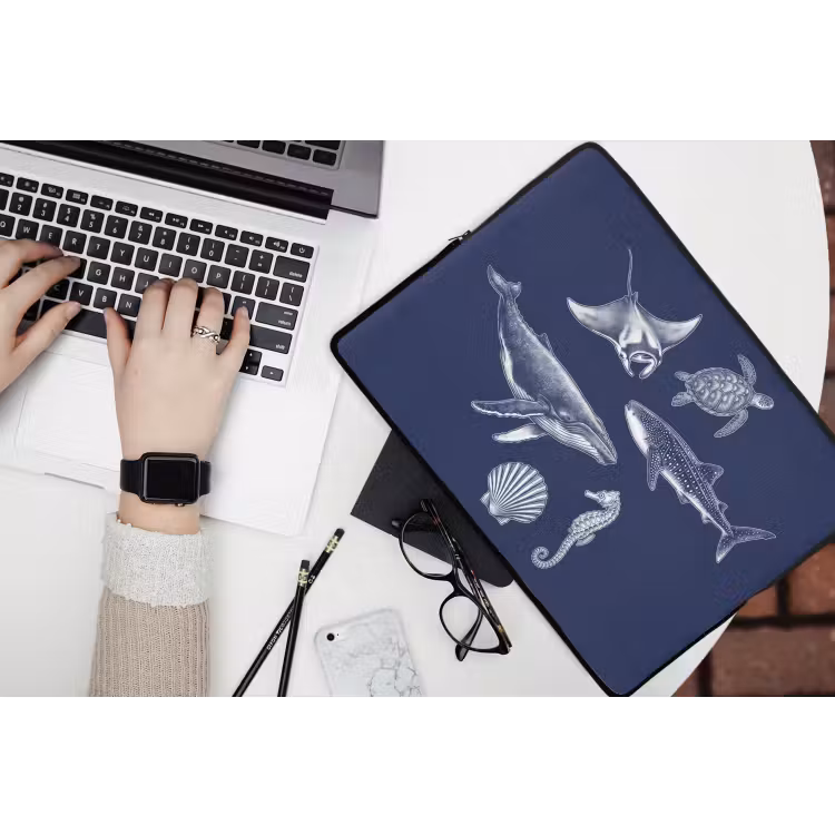 Dieren - Zeeleven - Oceaan - Graveren - Blauw laptophoes neopreen klein -bureau