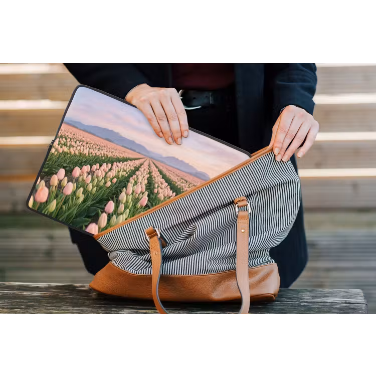 Tulpen - Landschap - Roze laptophoes neopreen klein -tas