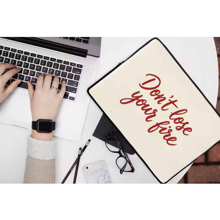 Don't lose your fire - Rood - Wit - Minimalistisch laptophoes neopreen klein -bureau