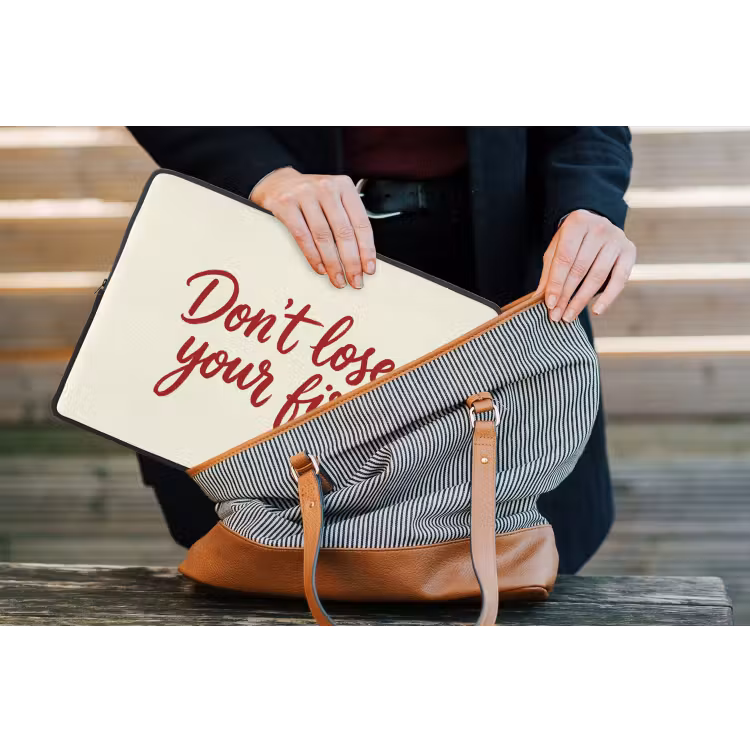 Don't lose your fire - Rood - Wit - Minimalistisch laptophoes neopreen klein -tas