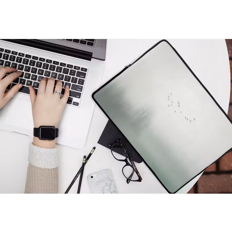 Vogel - Vlucht - Natuur - Minimalistisch laptophoes neopreen klein -bureau