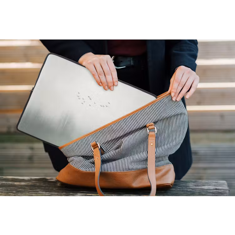 Vogel - Vlucht - Natuur - Minimalistisch laptophoes neopreen klein -tas
