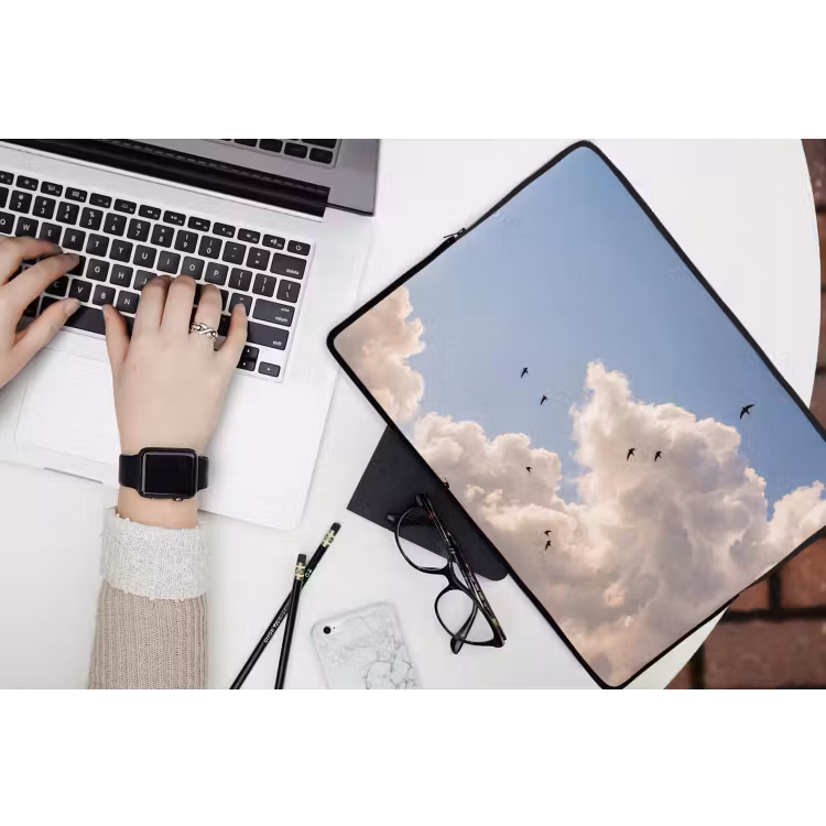 Vogel - Vlucht - Wolken - Natuur - Blauw laptophoes neopreen klein -bureau