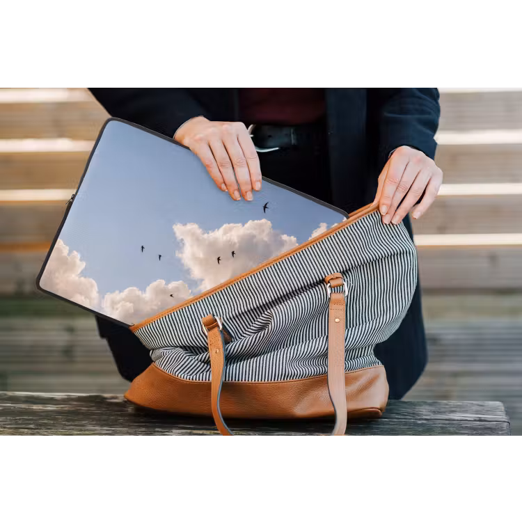 Vogel - Vlucht - Wolken - Natuur - Blauw laptophoes neopreen klein -tas