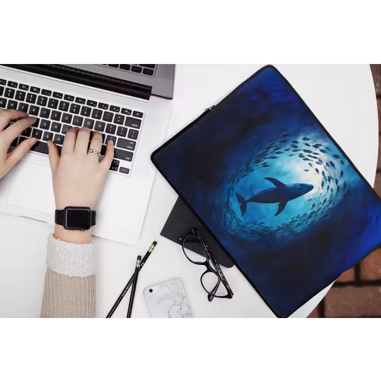 Walvis - Vissen - Donkerblauw laptophoes neopreen klein -bureau