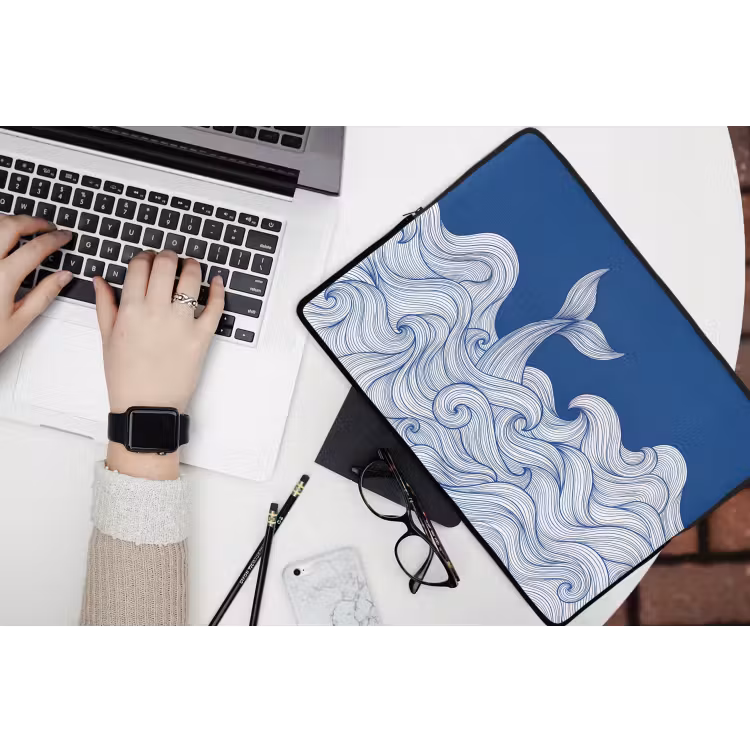 Walvis - Staart - Golven - Lijntekening - Blauw laptophoes neopreen klein -bureau