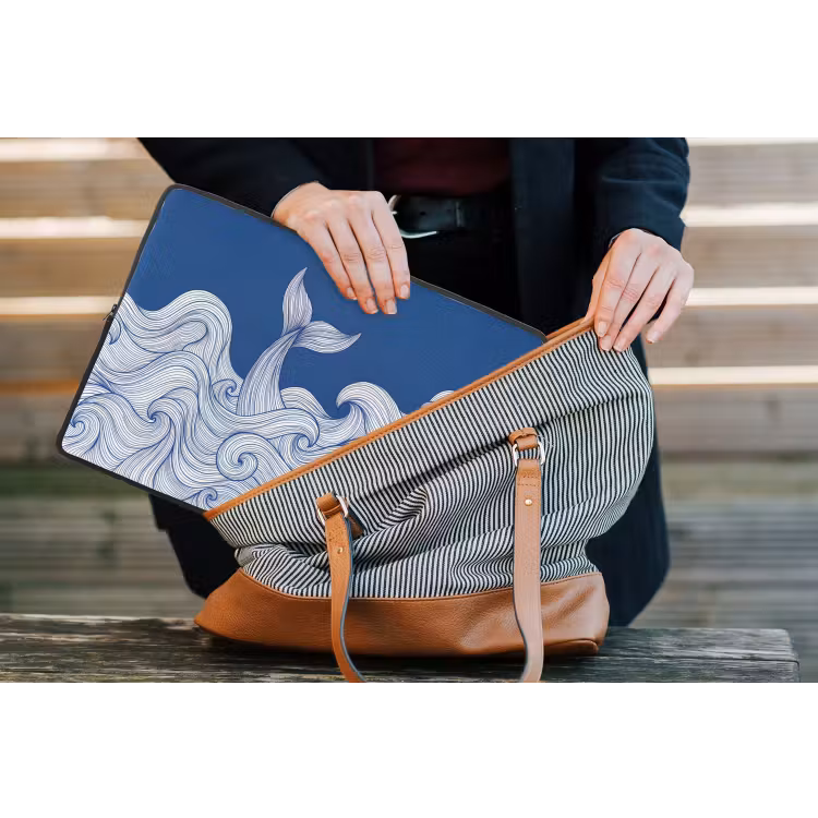 Walvis - Staart - Golven - Lijntekening - Blauw laptophoes neopreen klein -tas
