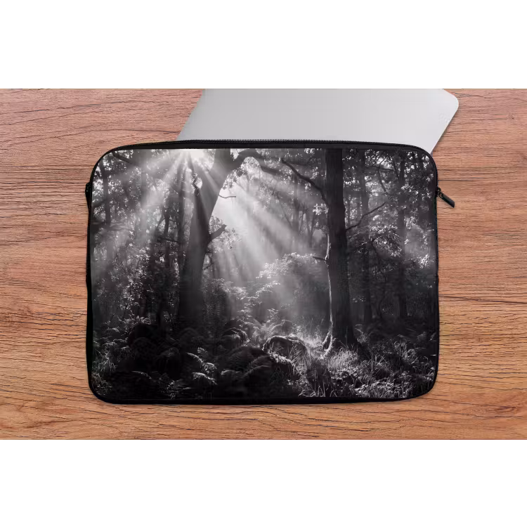 Bos - Lichtstralen - Natuur - Zwart-wit laptophoes neopreen klein -tafel