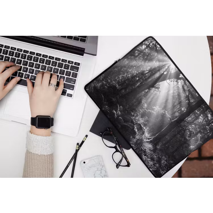 Bos - Lichtstralen - Natuur - Zwart-wit laptophoes neopreen klein -bureau